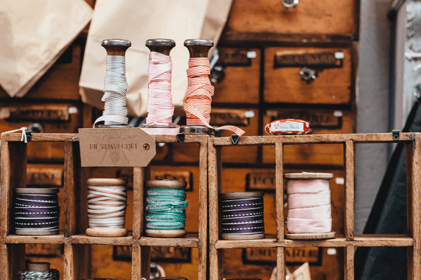 Linhas de costura em um balcão de armarinho